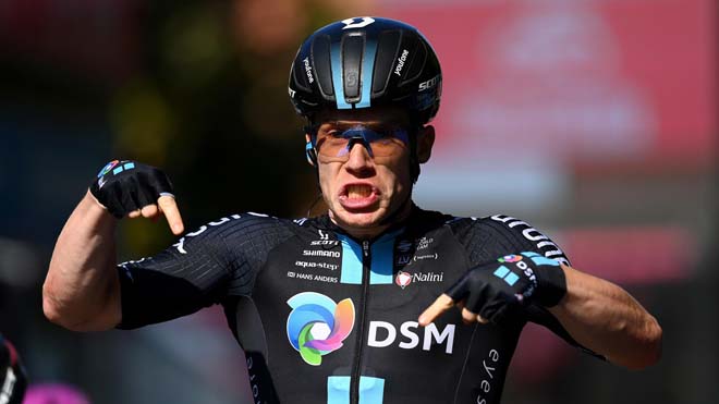 Alberto Daines retrocesso dopo la caduta di Mark Cavendish al Giro d’Italia