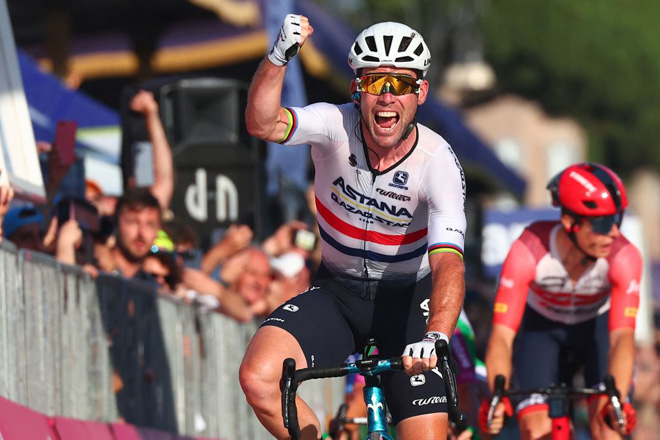 Cavendish saluta il “migliore amico” Thomas dopo aver vinto l’ultima tappa del Giro d’Italia