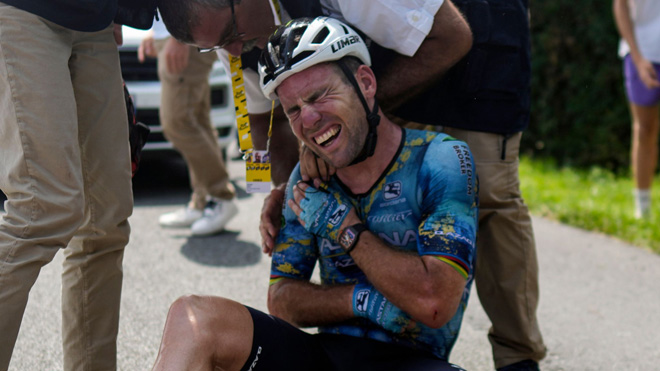 Mark Cavendish cade nella tappa 8 del Tour de France e si ritira